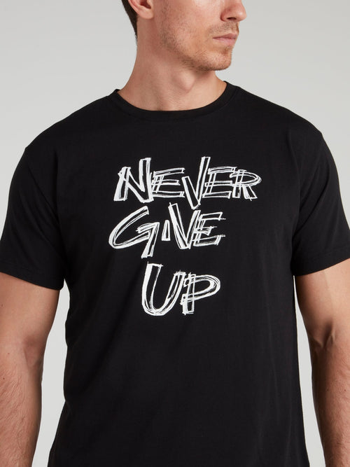 Черная футболка с круглым вырезом и надписями