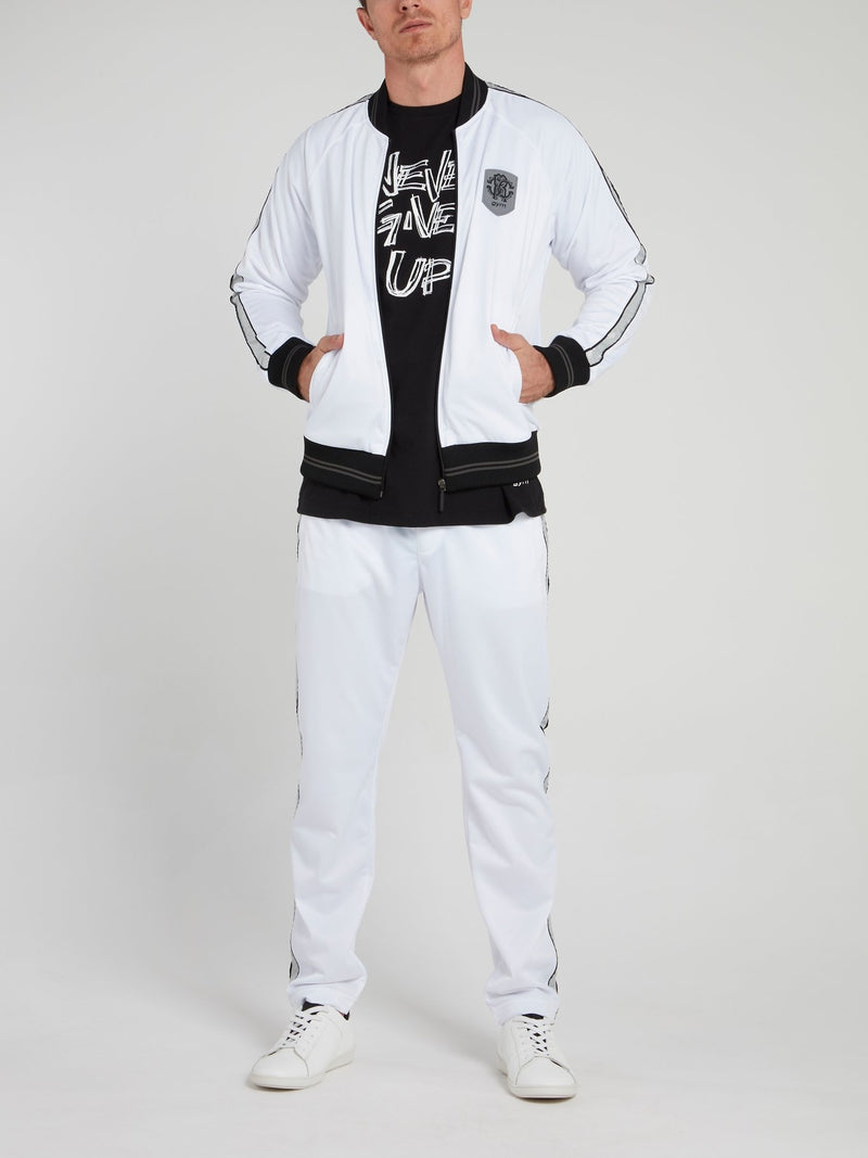 Черная футболка с круглым вырезом и надписями