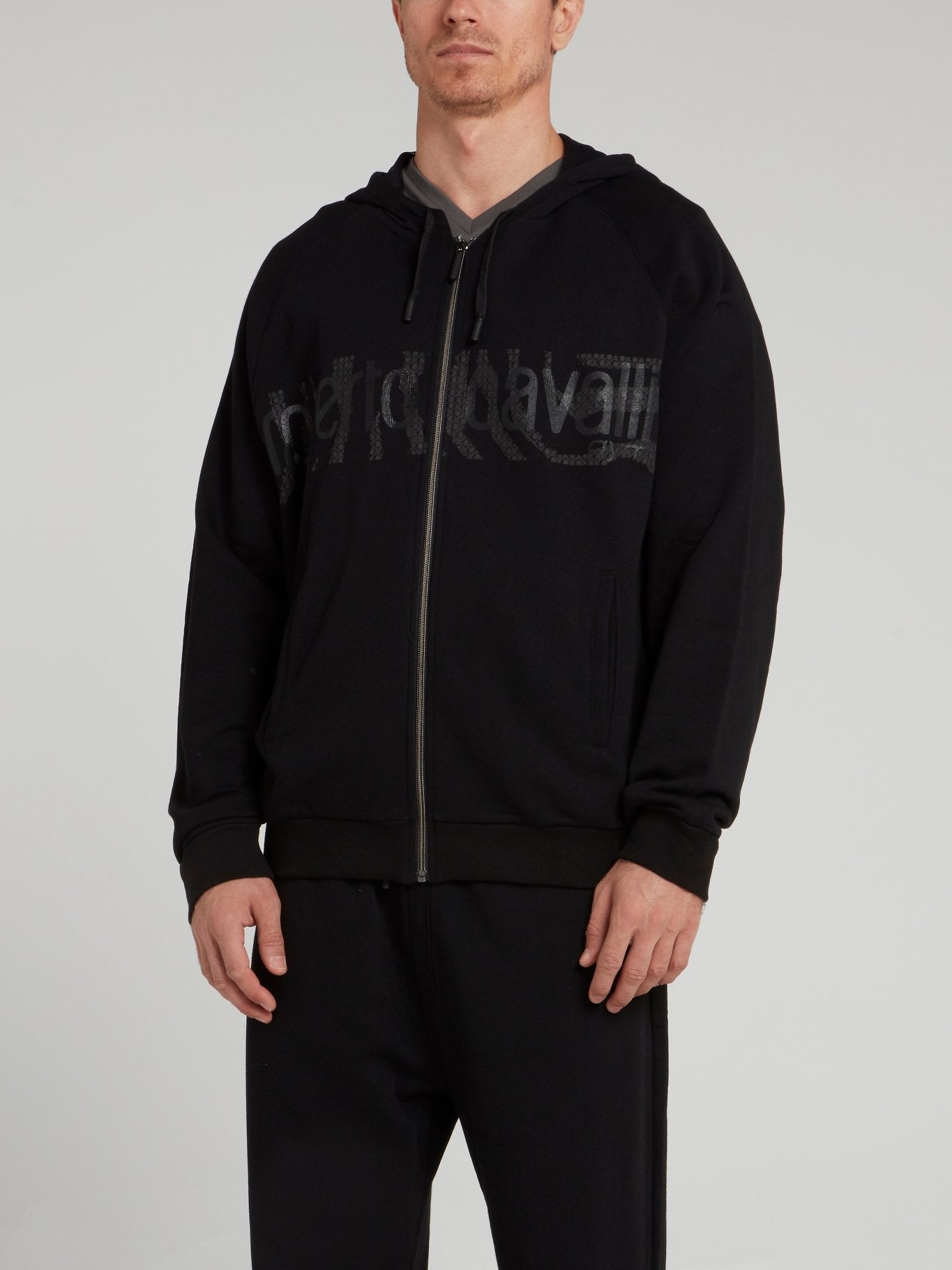 Черная толстовка с логотипом