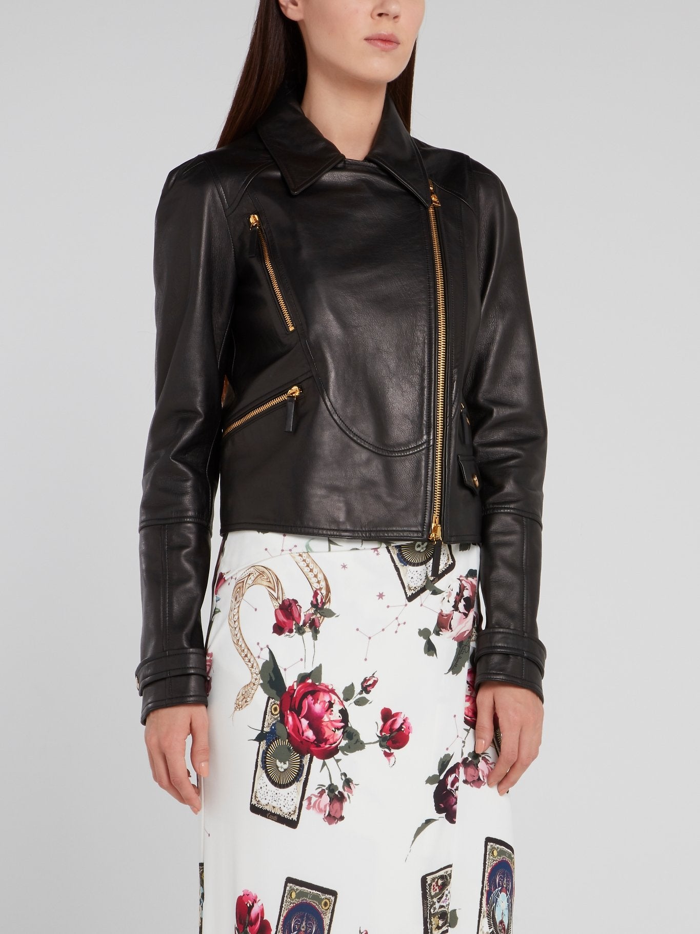 Черная кожаная куртка на молнии