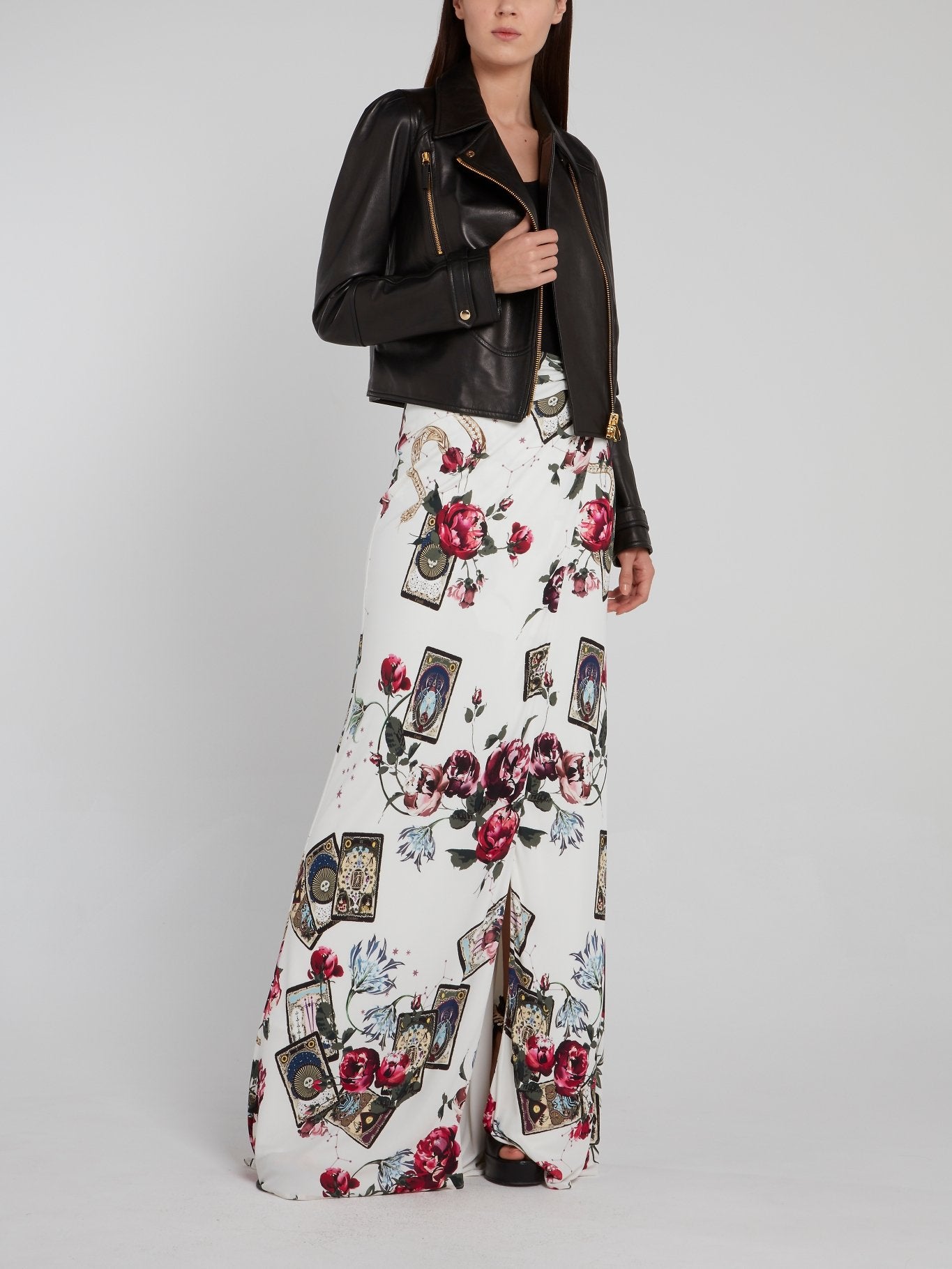 Черная кожаная куртка на молнии