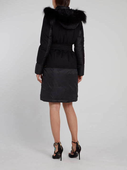Черный пуховик с мехом на капюшоне
