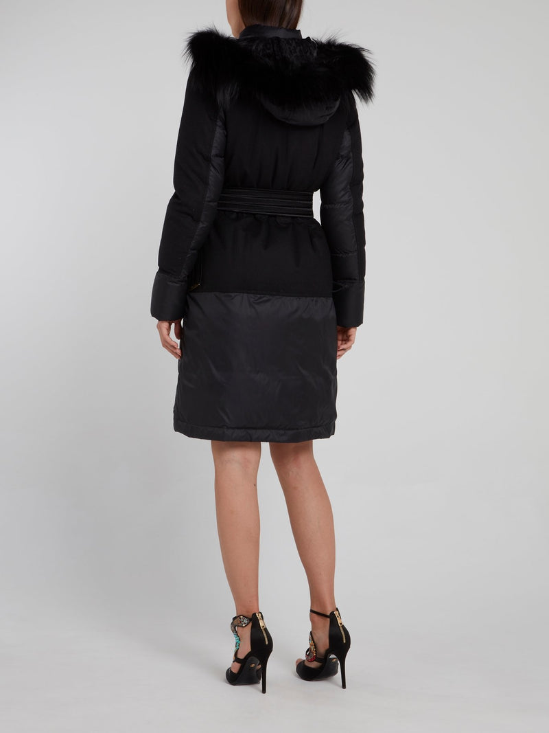 Черный пуховик с мехом на капюшоне