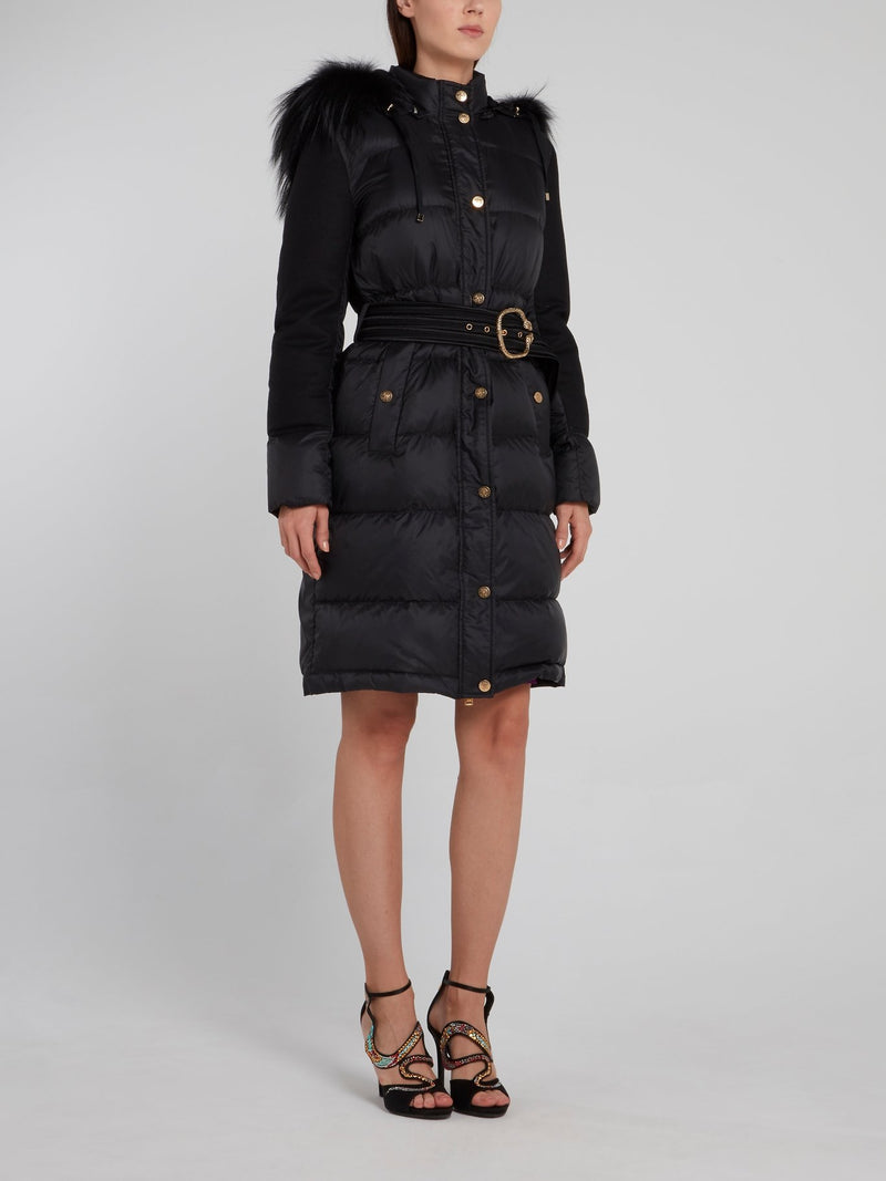 Черный пуховик с мехом на капюшоне