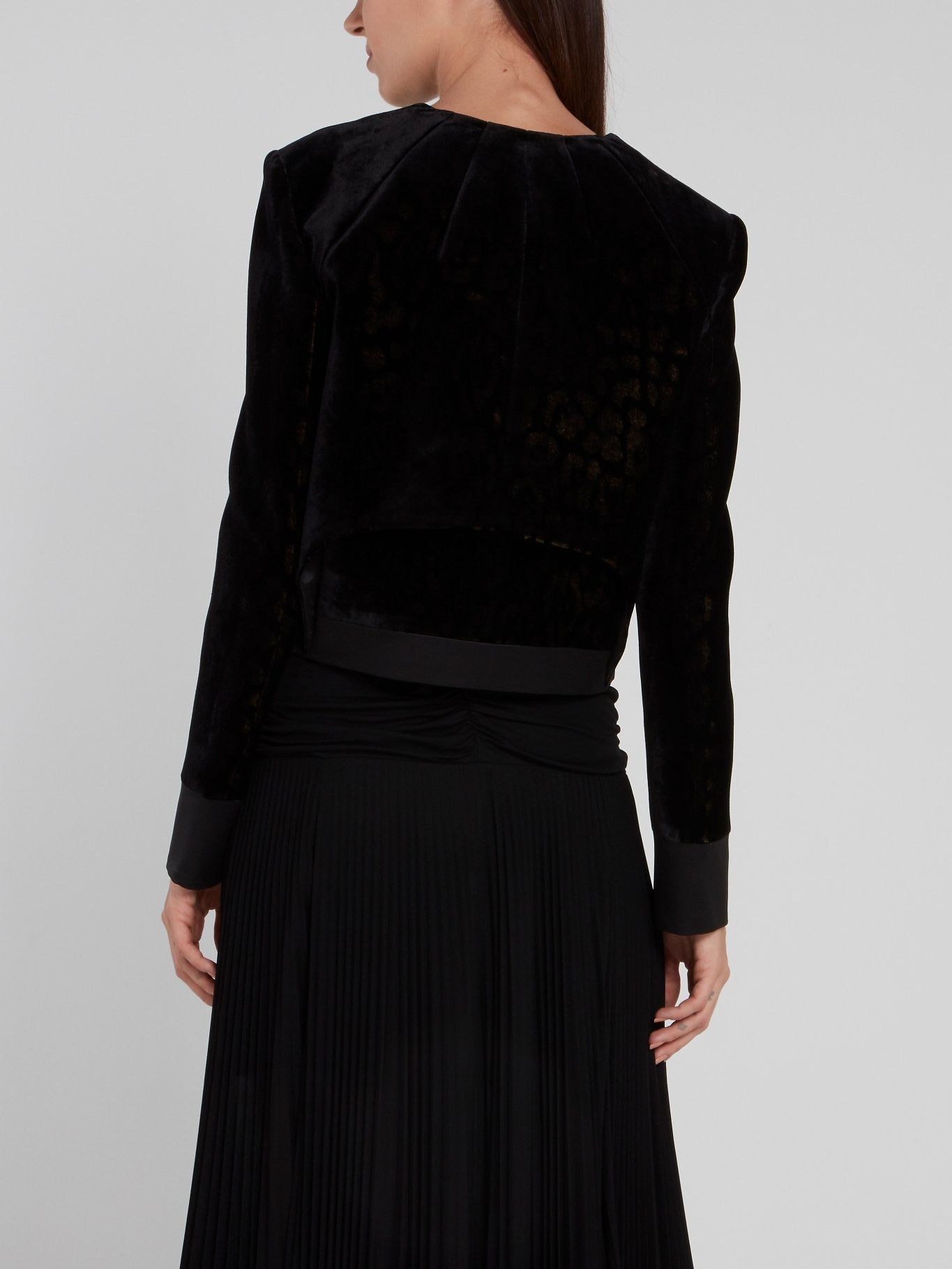 Черный бархатный пиджак с круглым вырезом