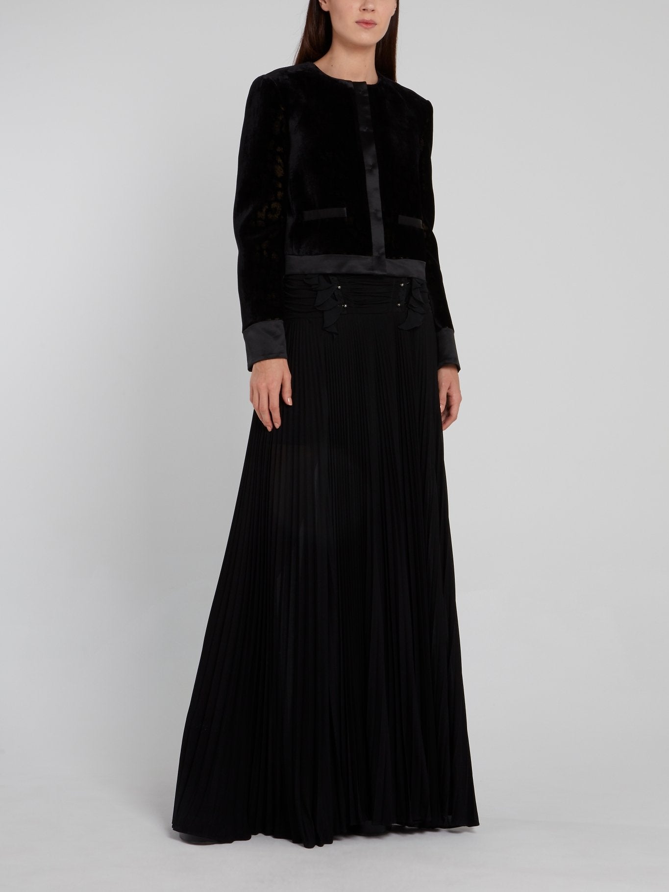 Черный бархатный пиджак с круглым вырезом