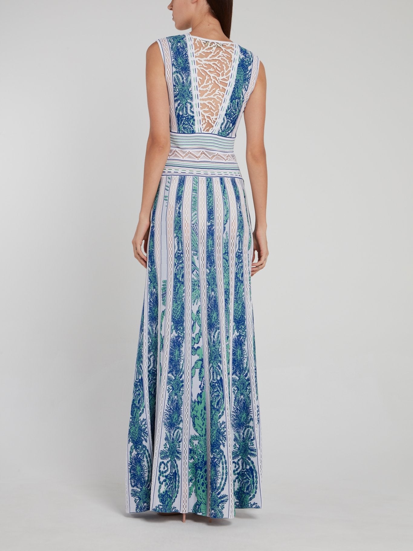 Синее трикотажное платье с круглым вырезом