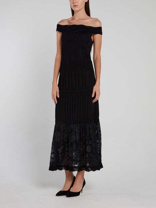 Черное трикотажное платье с открытыми плечами