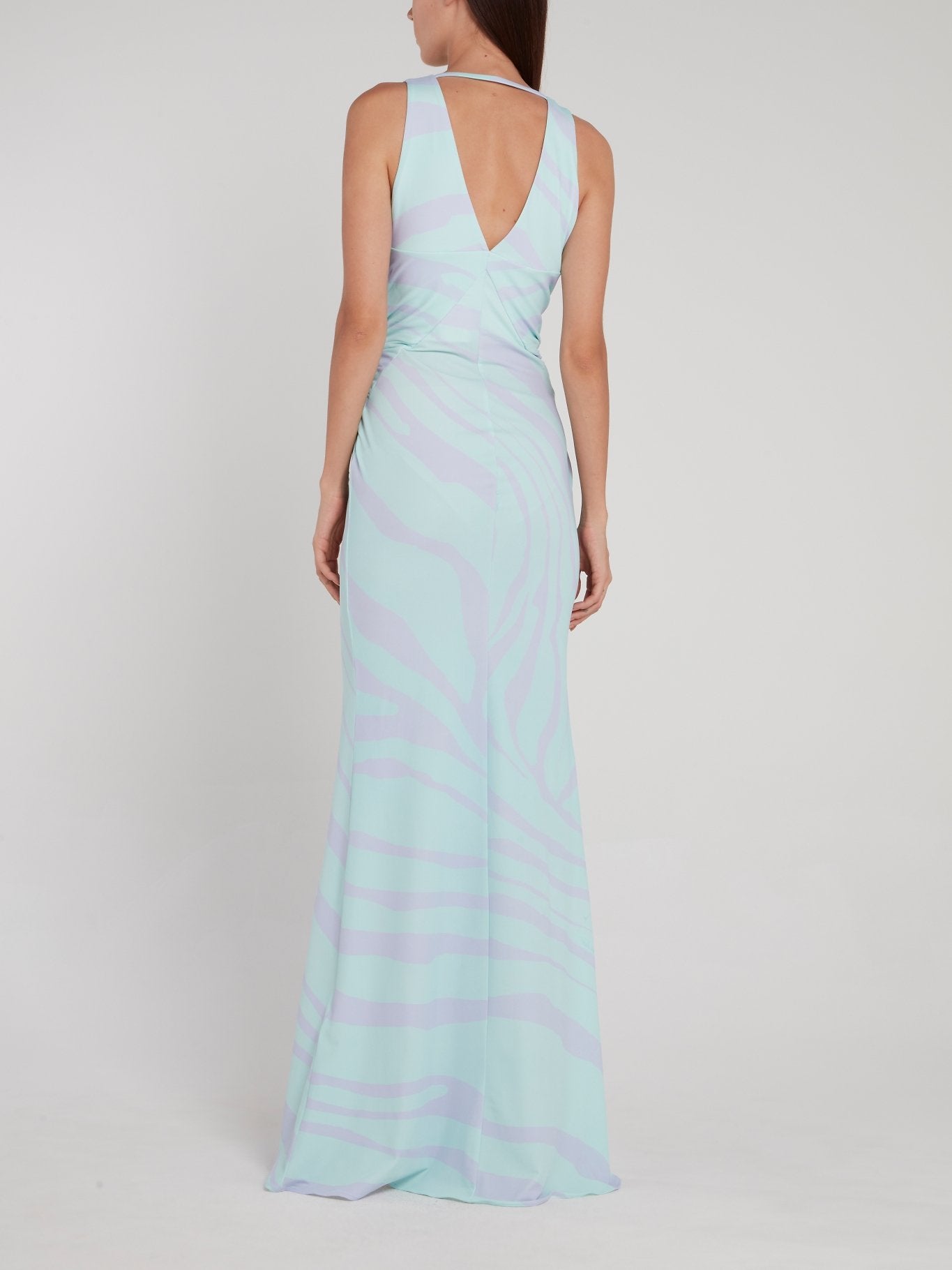 Голубое платье с V-образным вырезом и анималистическим принтом