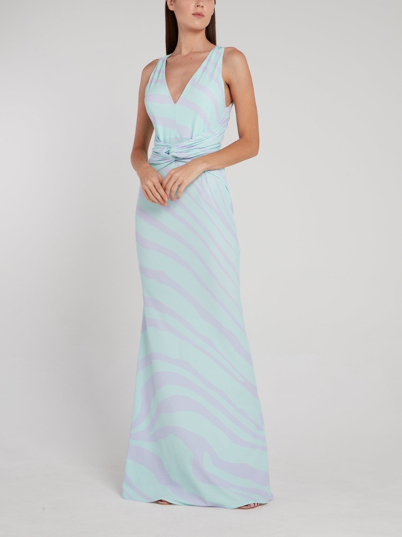 Голубое платье с V-образным вырезом и анималистическим принтом