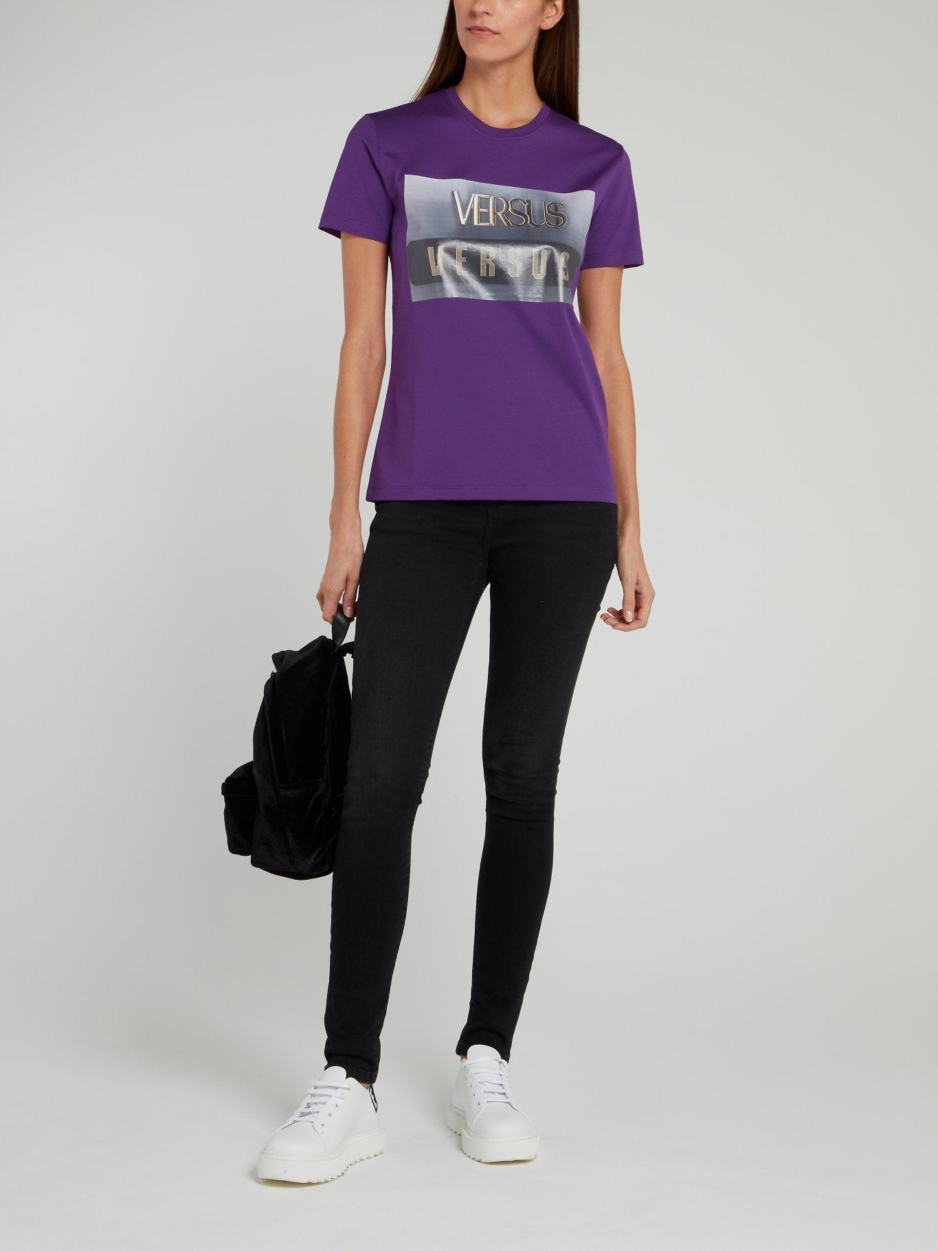 Фиолетовая футболка с круглым вырезом и логотипом