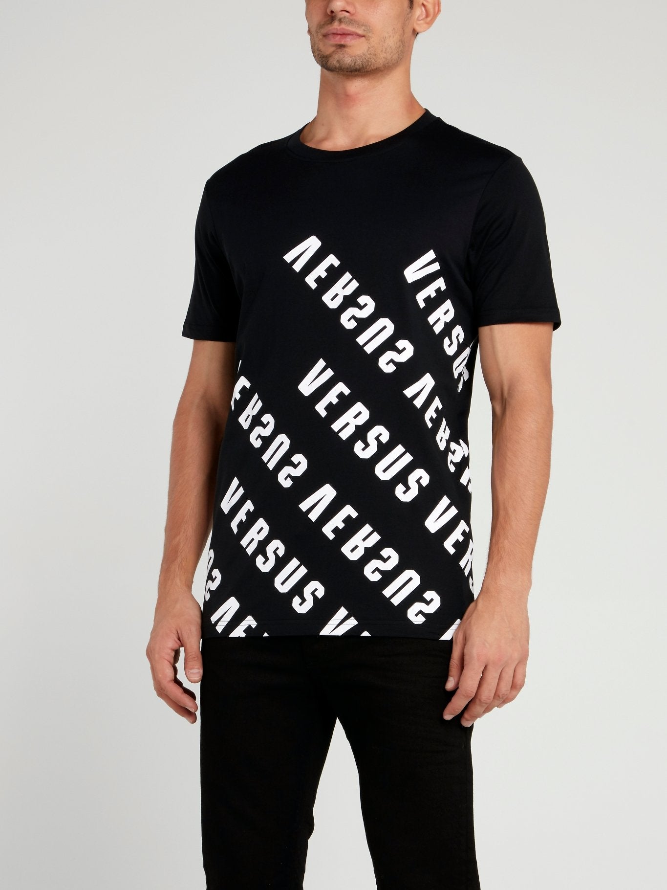 Черная футболка с логотипом