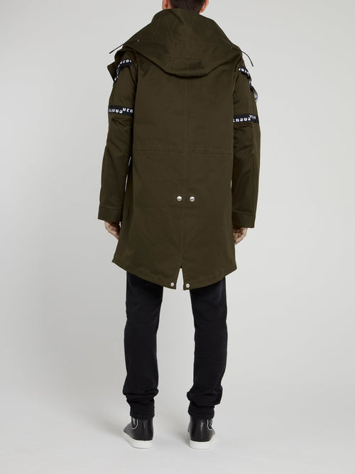 Оливковая парка с логотипом на рукавах