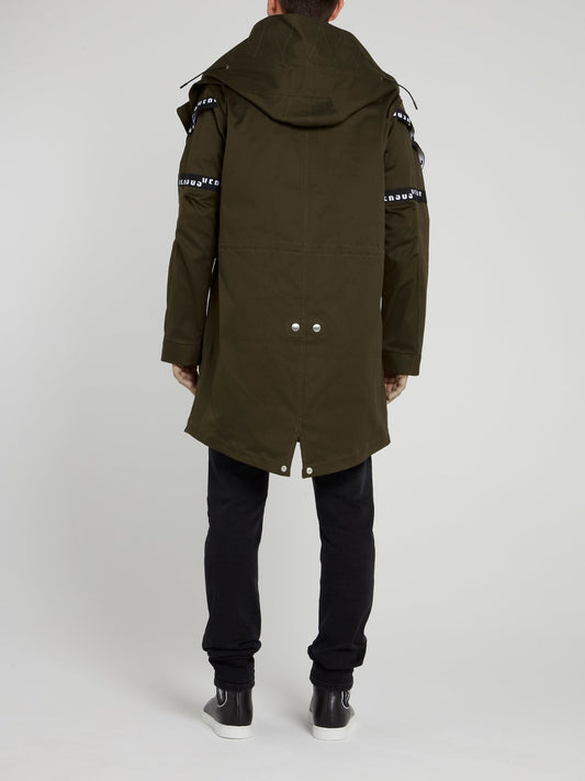 Оливковая парка с логотипом на рукавах