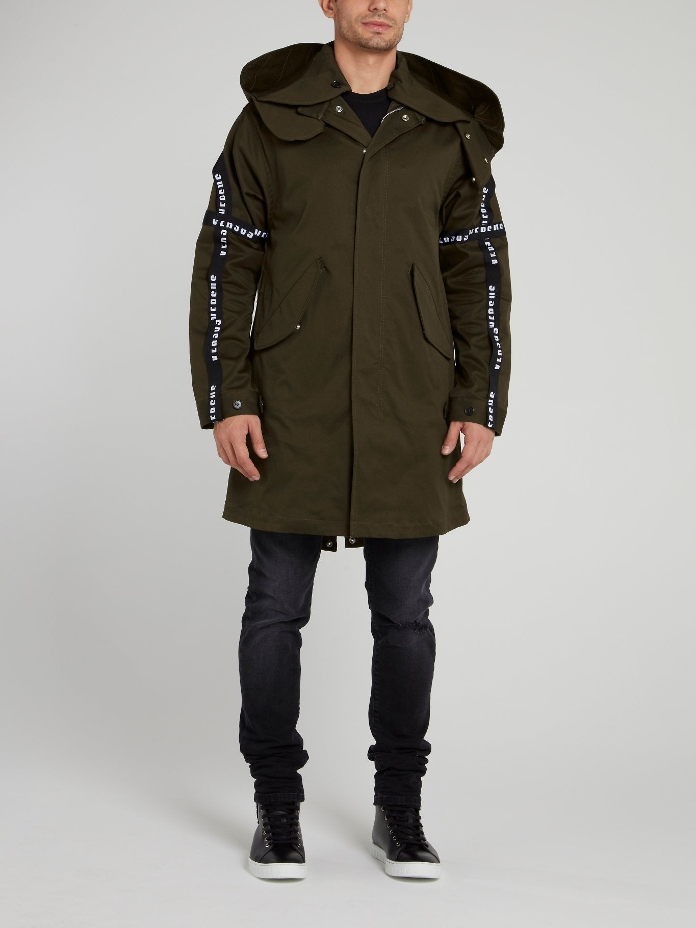 Оливковая парка с логотипом на рукавах