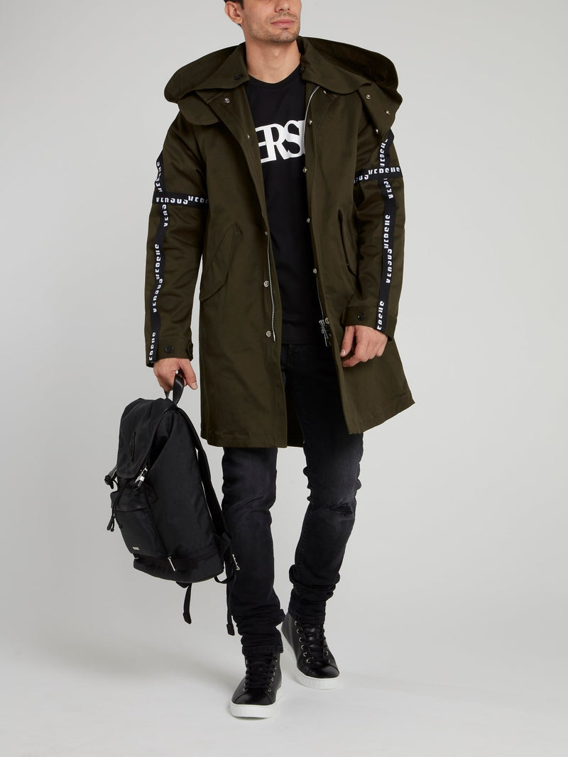 Оливковая парка с логотипом на рукавах