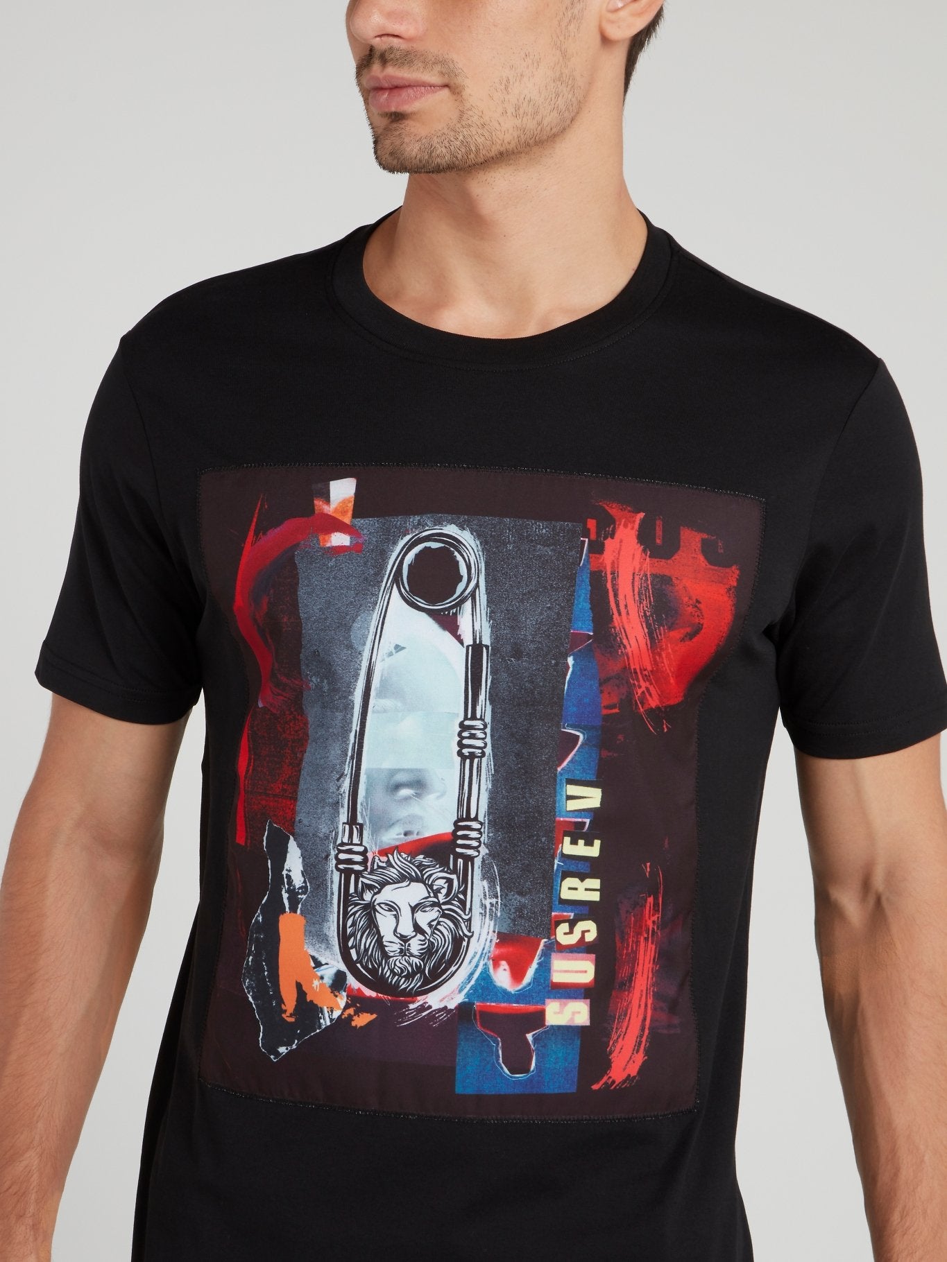 Черная футболка с абстрактным принтом