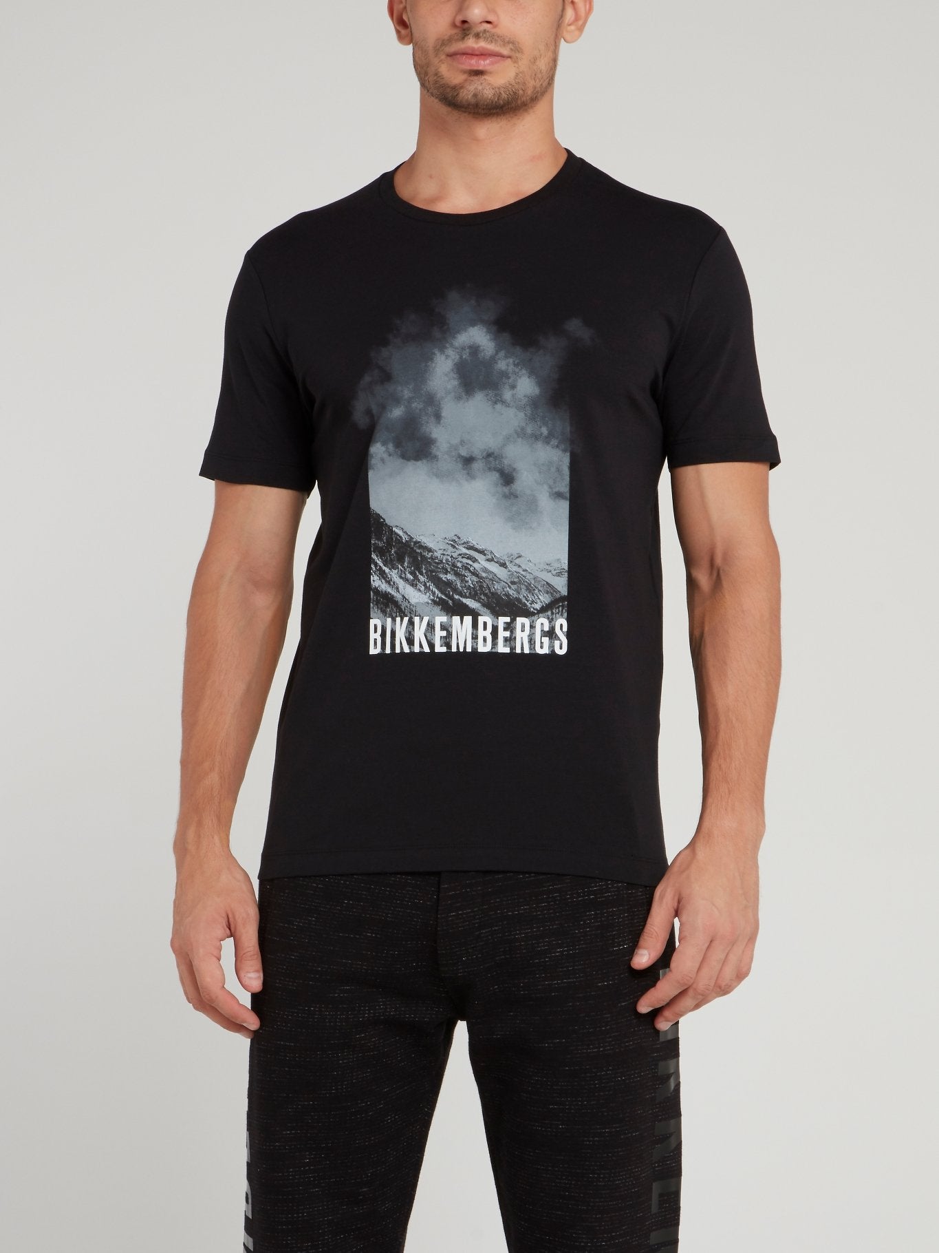 Черная футболка с графическим принтом