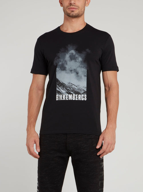 Черная футболка с графическим принтом