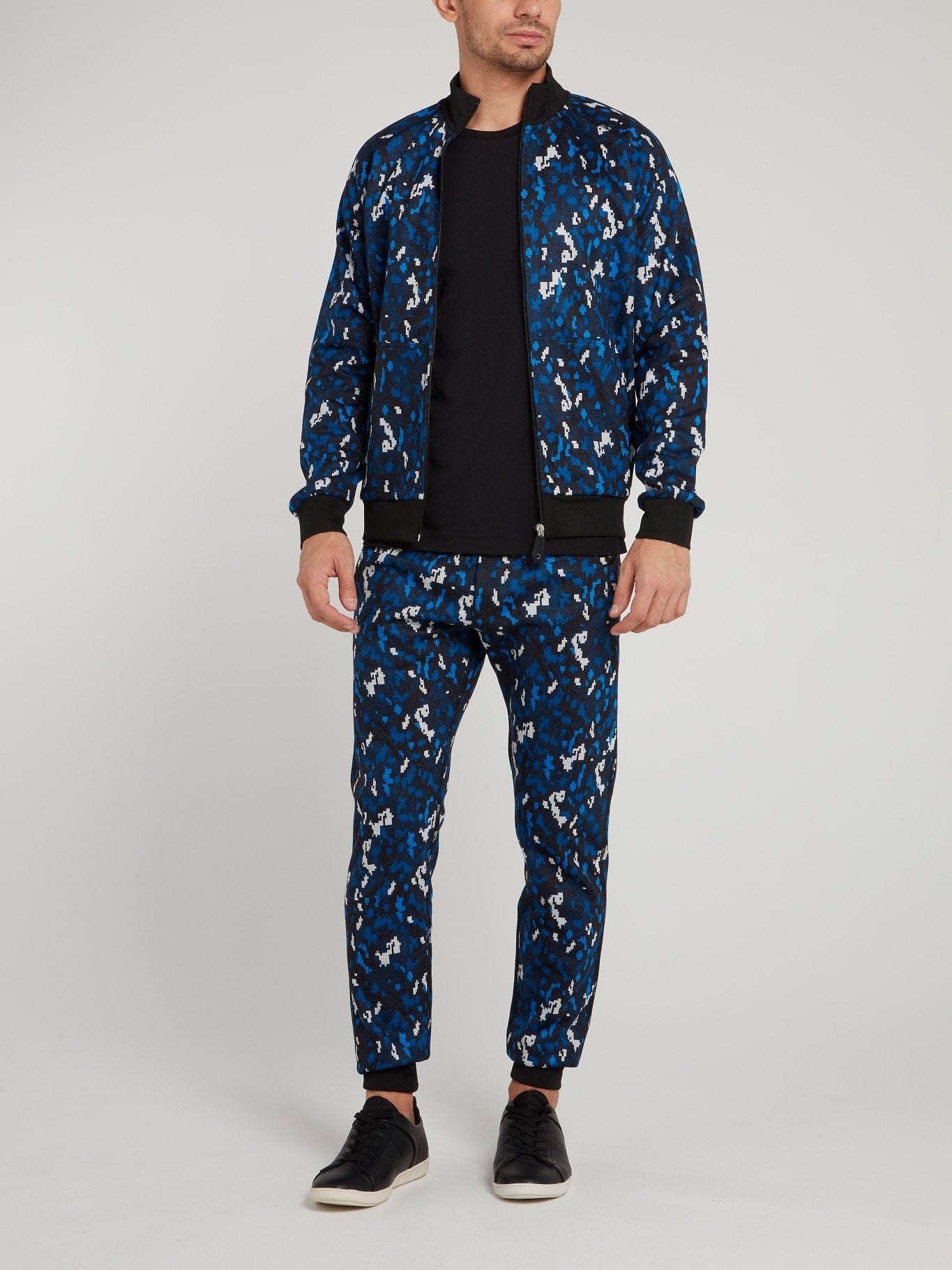 Темно-синие брюки из флиса с камуфляжным принтом