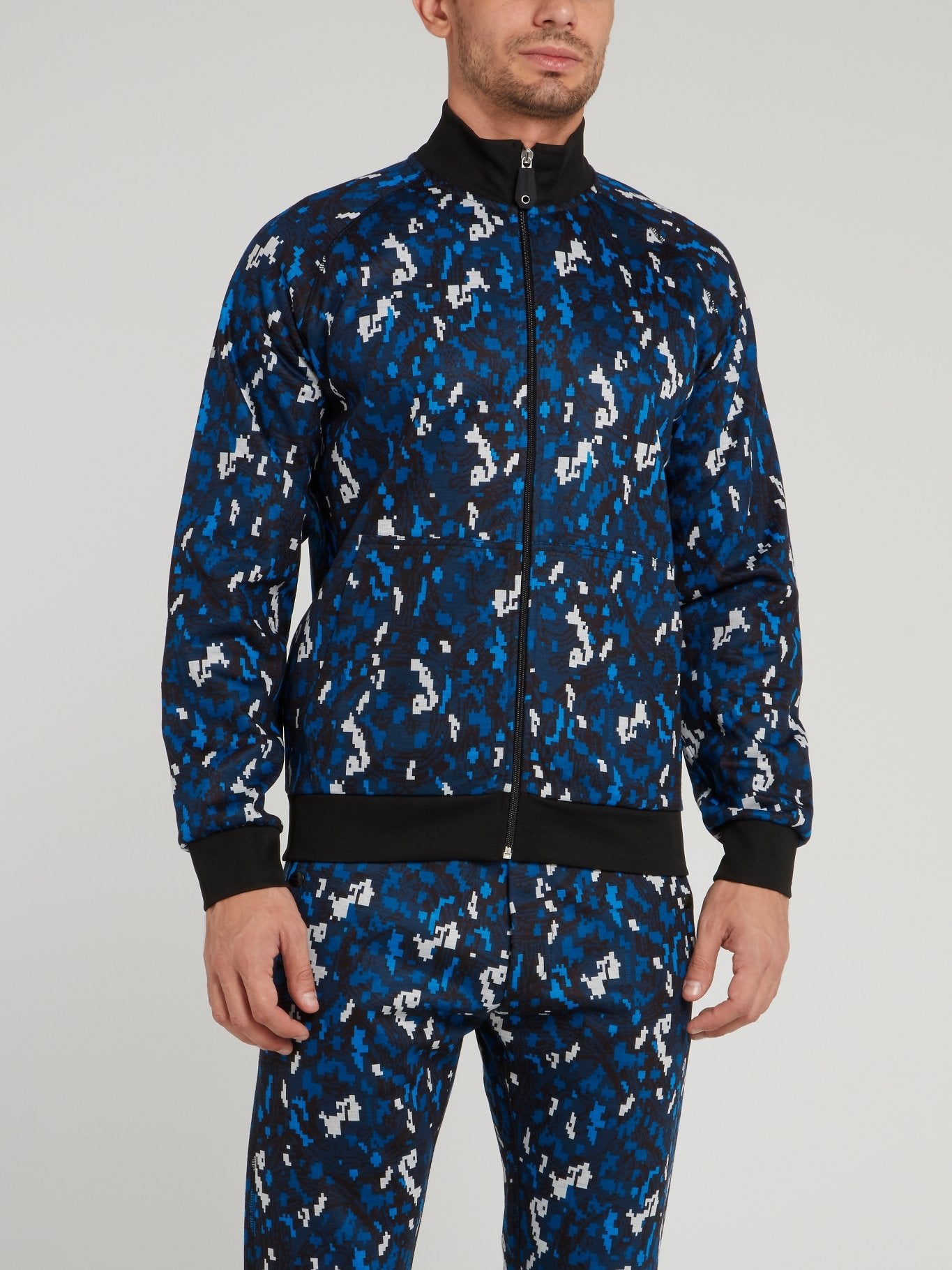 Темно-синяя куртка с высоким воротником и камуфляжным принтом