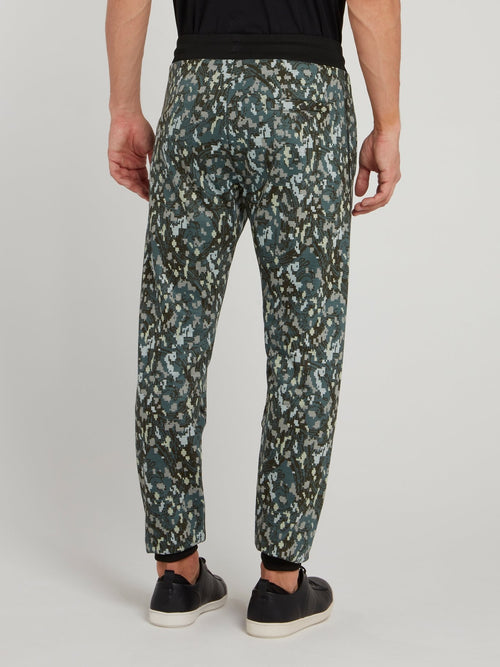 Зеленые брюки из флиса с камуфляжным принтом