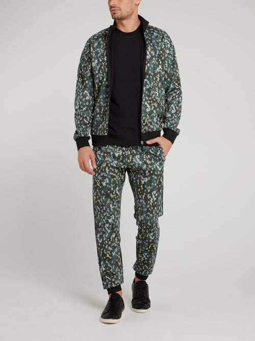 Зеленые брюки из флиса с камуфляжным принтом