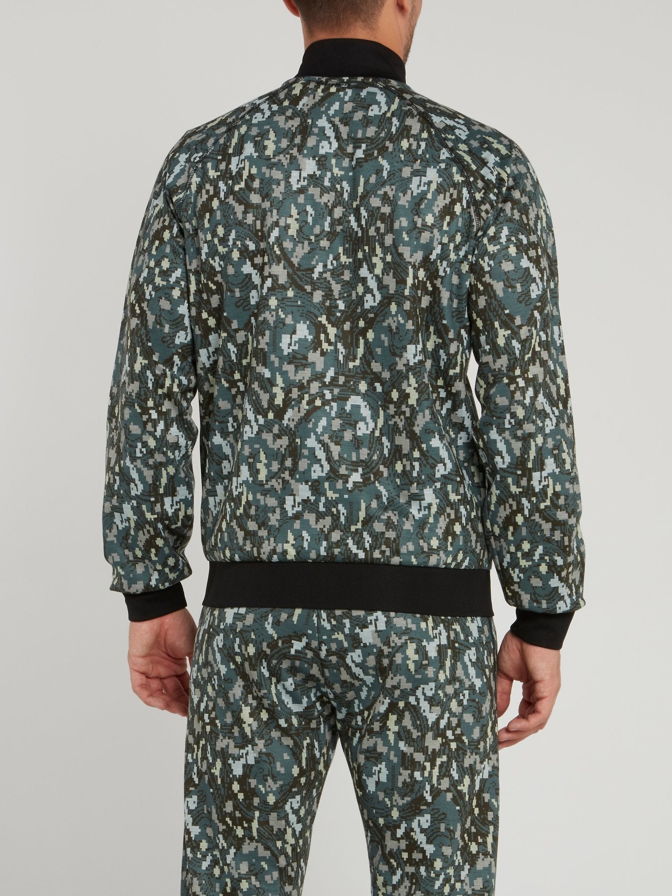 Зеленая куртка с высоким воротником и камуфляжным принтом