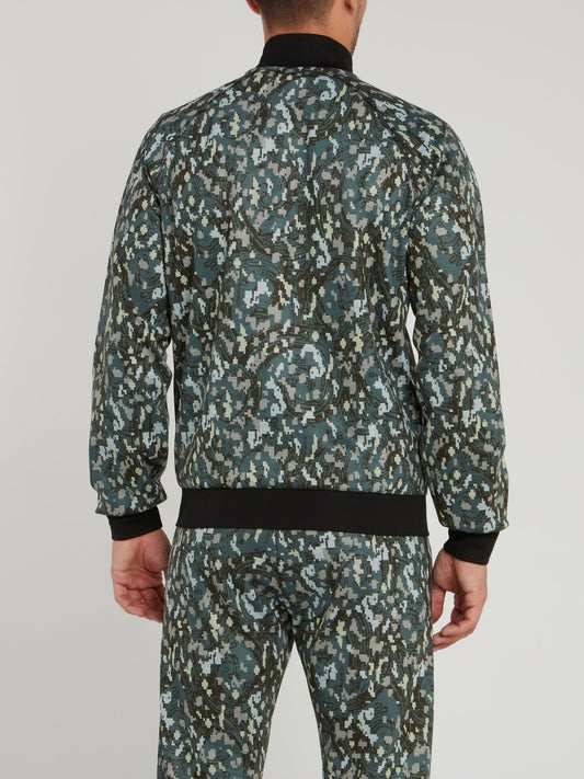 Зеленая куртка с высоким воротником и камуфляжным принтом