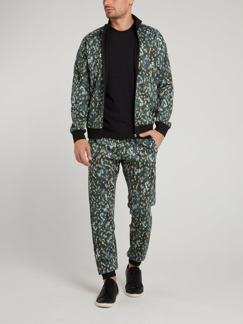 Зеленая куртка с высоким воротником и камуфляжным принтом