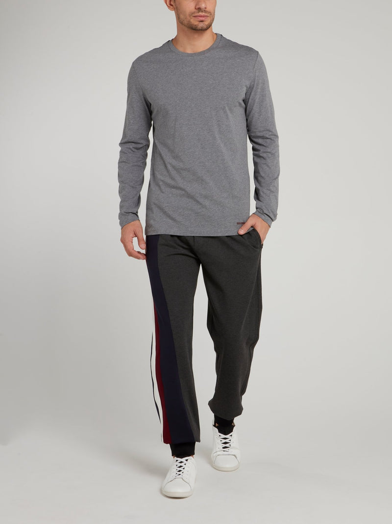 Серый лонгслив с полоской на спине