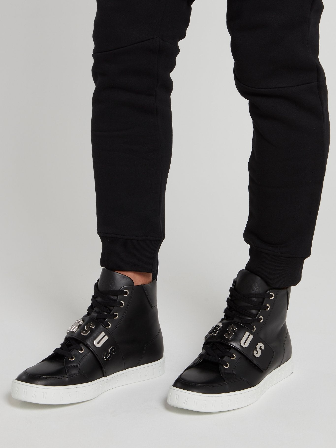 Черные высокие кроссовки на резиновой подошве