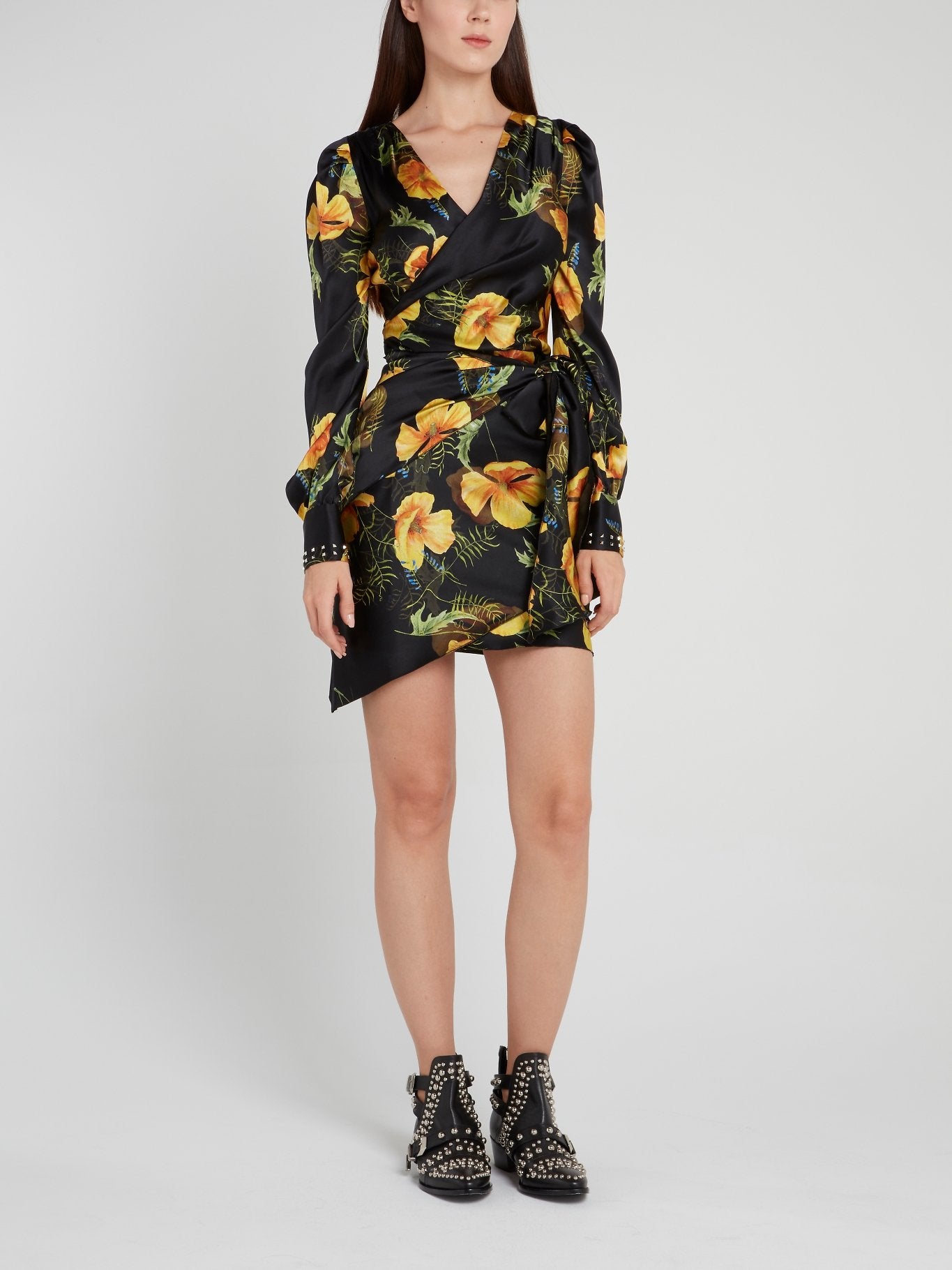 Черное платье с запахом и цветочным принтом