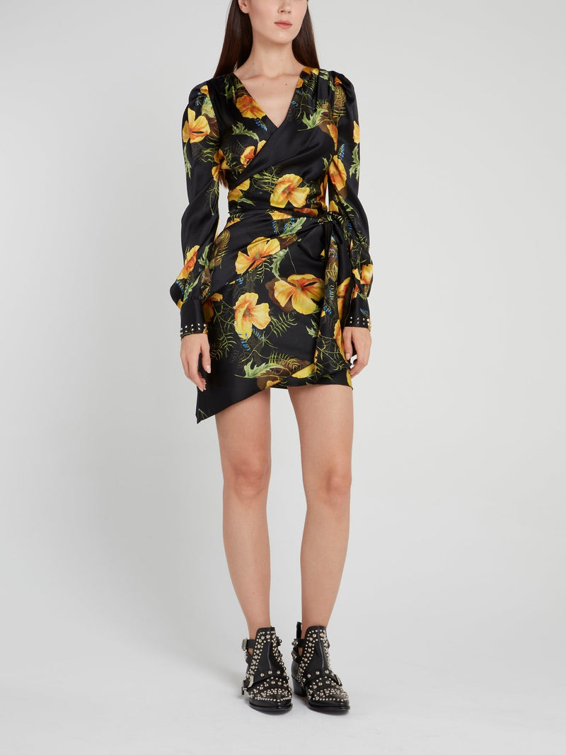 Черное платье с запахом и цветочным принтом