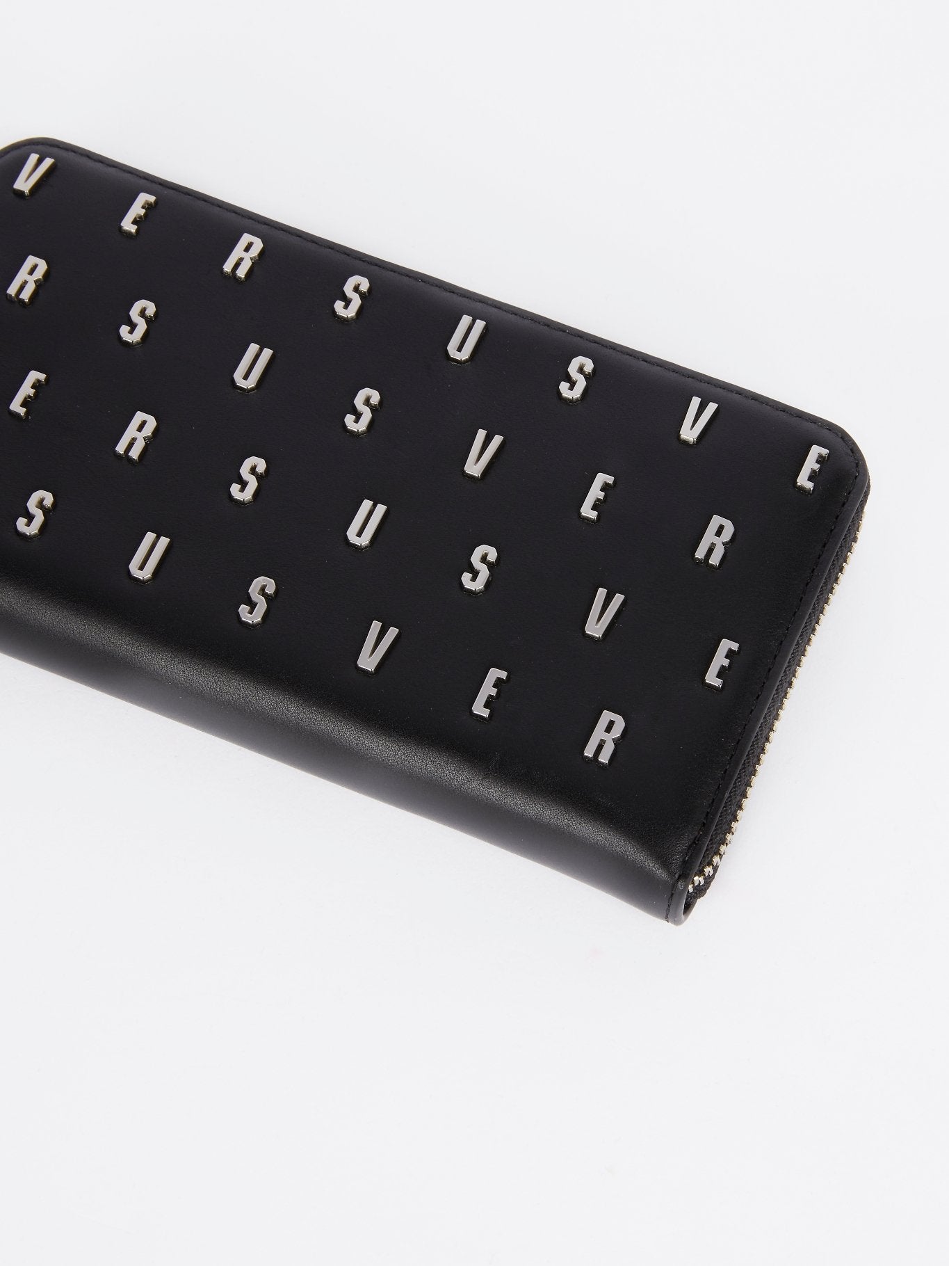 Черный кошелек с монограммой