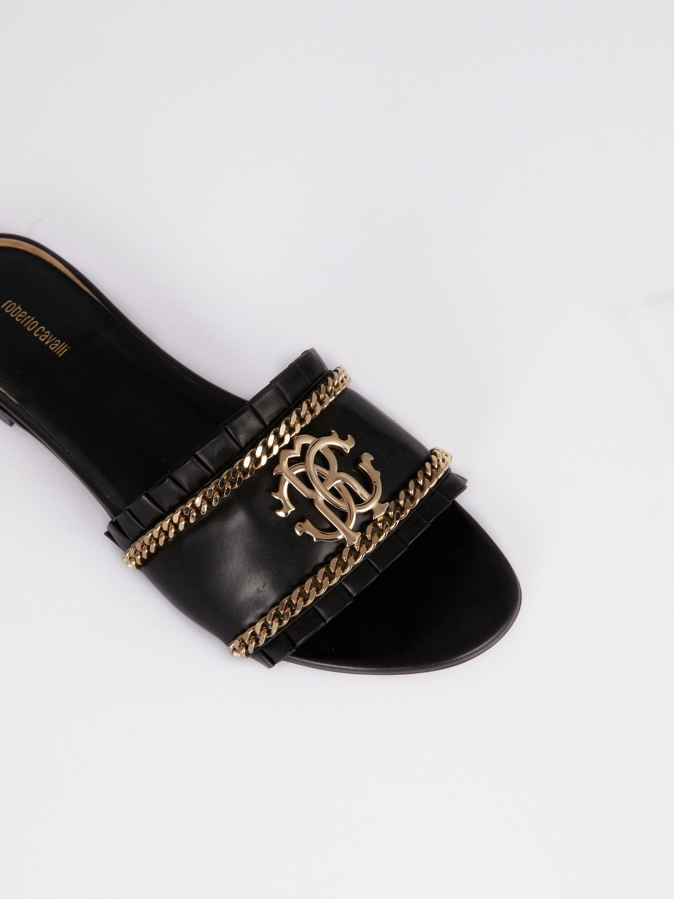 Черные сандалии с цепочкой