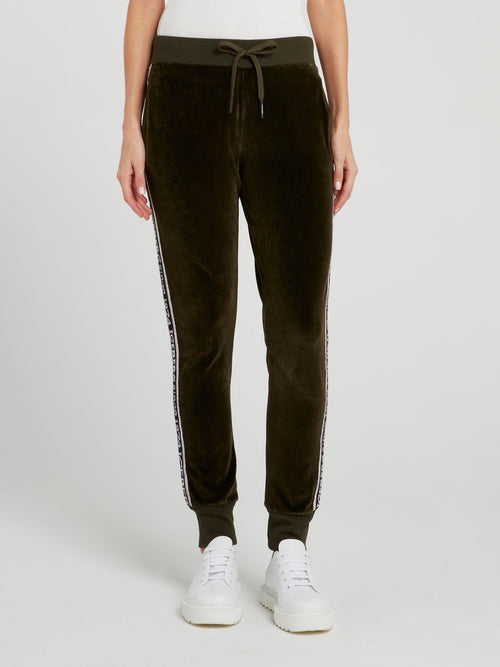 Оливковые бархатные брюки с логотипом на лампасах