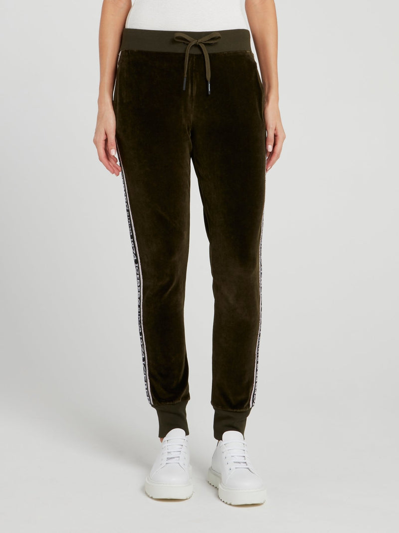 Оливковые бархатные брюки с логотипом на лампасах