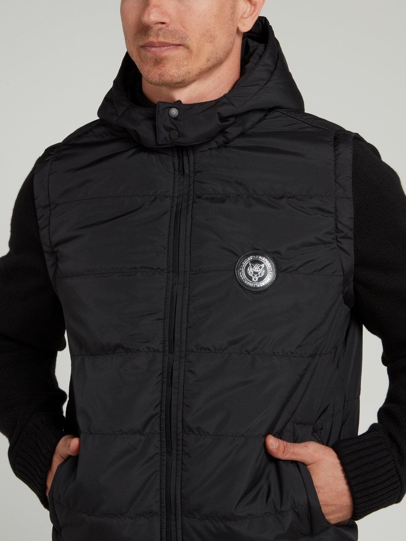 Черная стеганая куртка с тканевыми рукавами