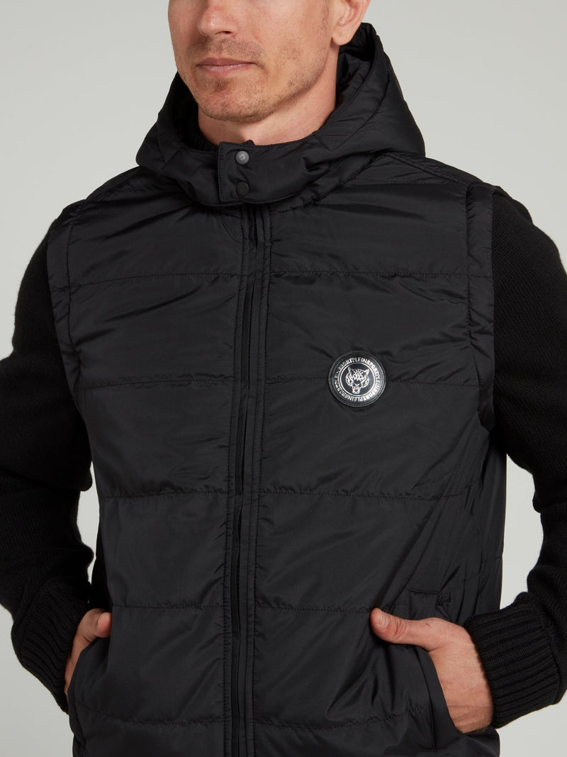 Черная стеганая куртка с тканевыми рукавами