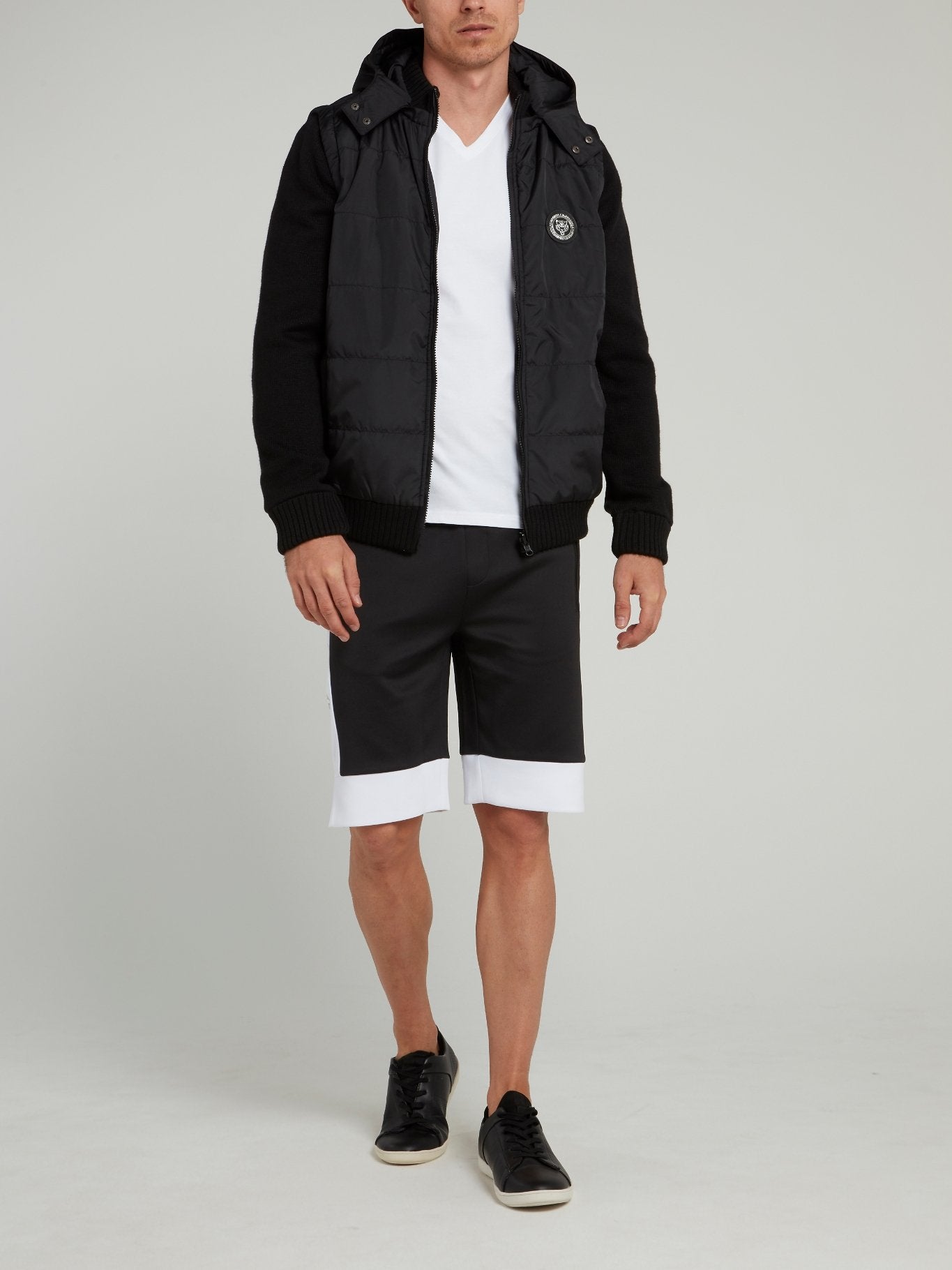 Черная стеганая куртка с тканевыми рукавами