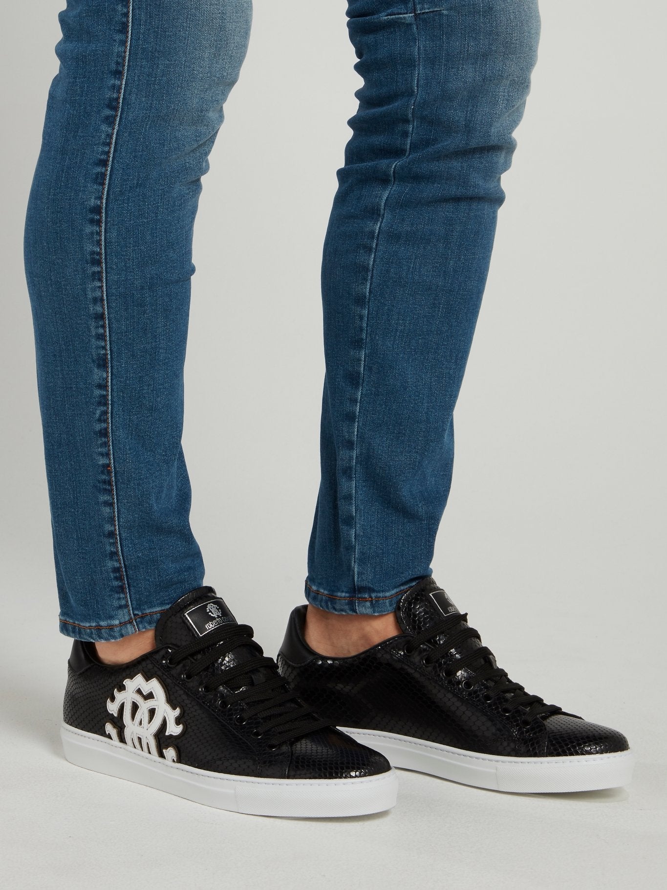 Черные кроссовки с эффектом змеиной кожи с логотипом