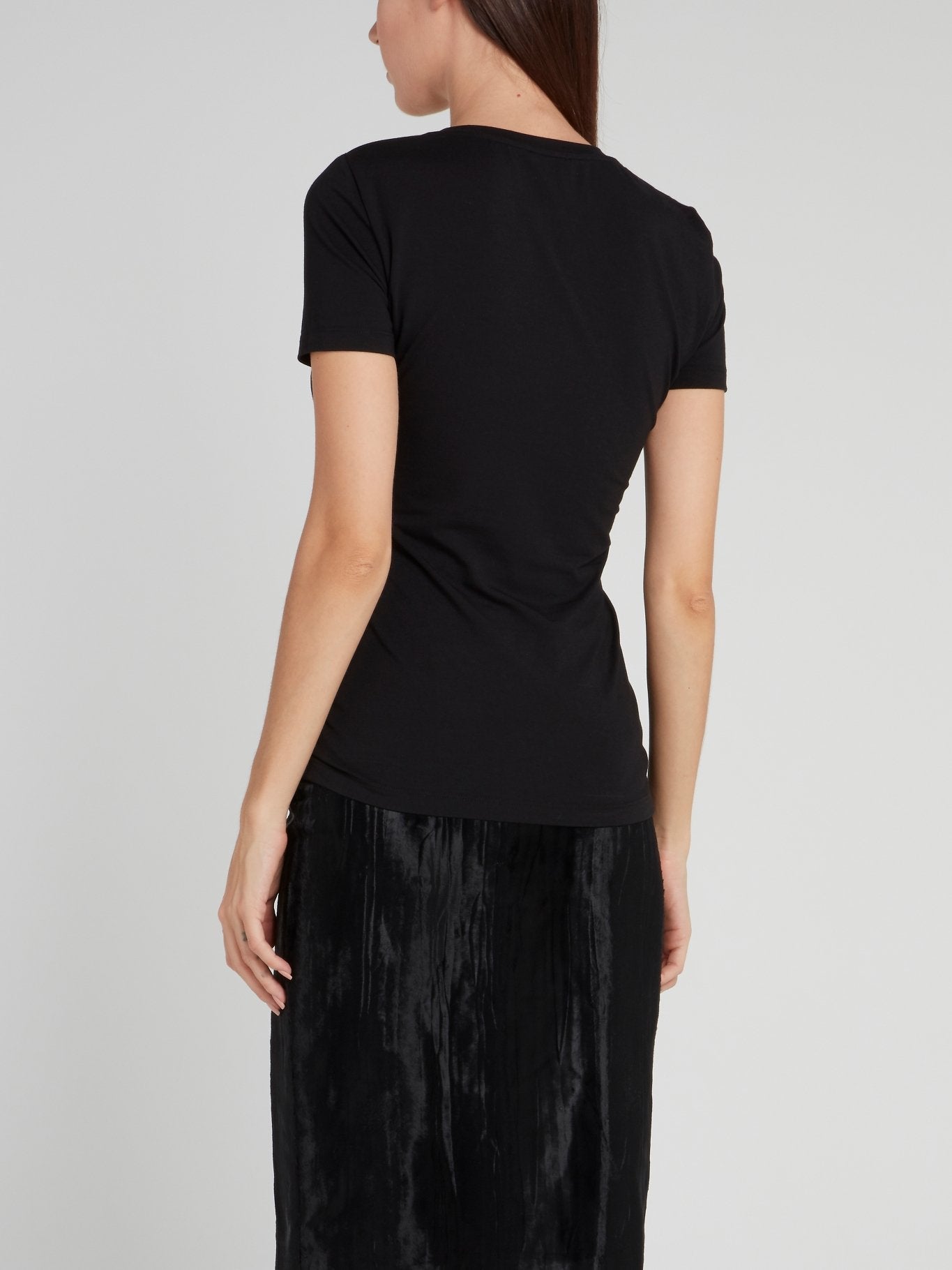 Черная футболка с глубоким круглым вырезом и логотипом