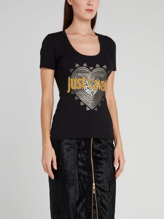 Черная футболка с глубоким круглым вырезом и логотипом