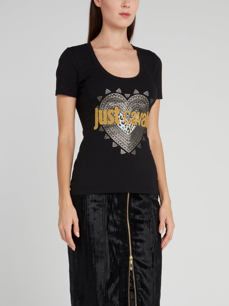 Черная футболка с глубоким круглым вырезом и логотипом