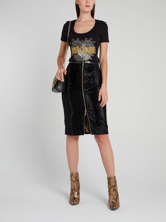 Черная футболка с глубоким круглым вырезом и логотипом