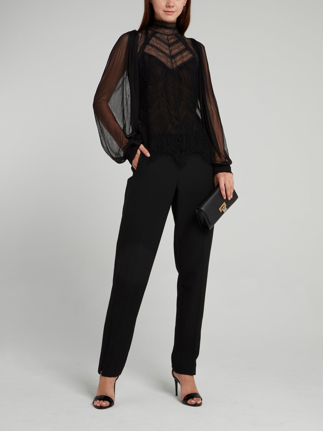 Черные зауженные к низу брюки