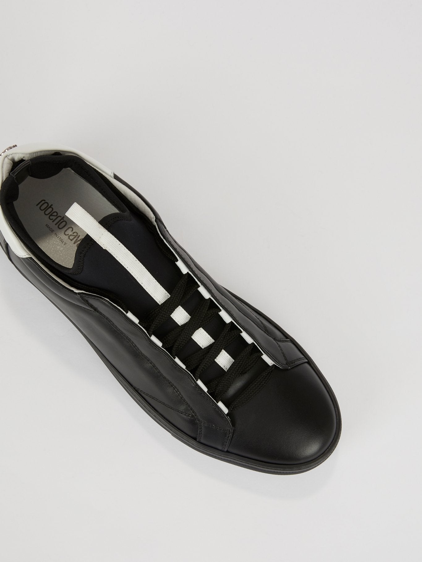 Черные низкие кроссовки с логотипом на заднике