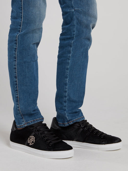 Черные кроссовки с логотипом