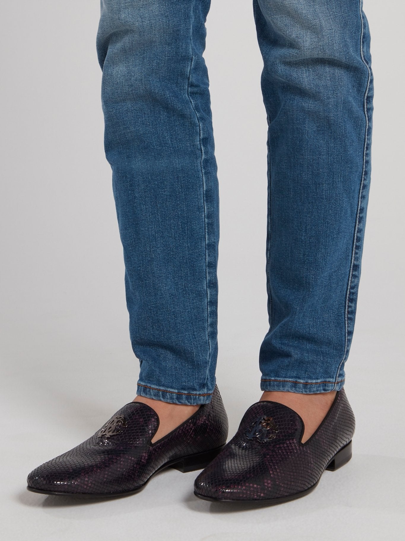 Бордовые лоферы с эффектом змеиной кожи